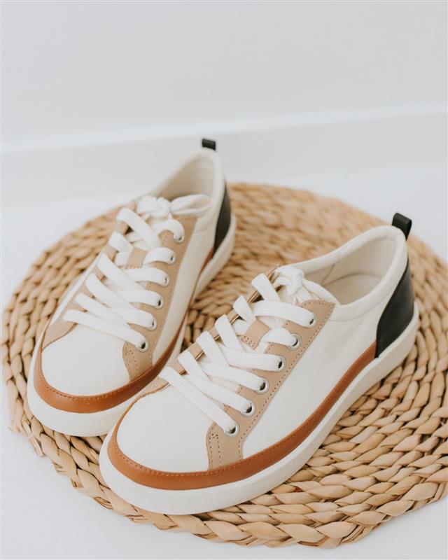 The Best Ways to Wear Sneakers with Business Casual Outfits